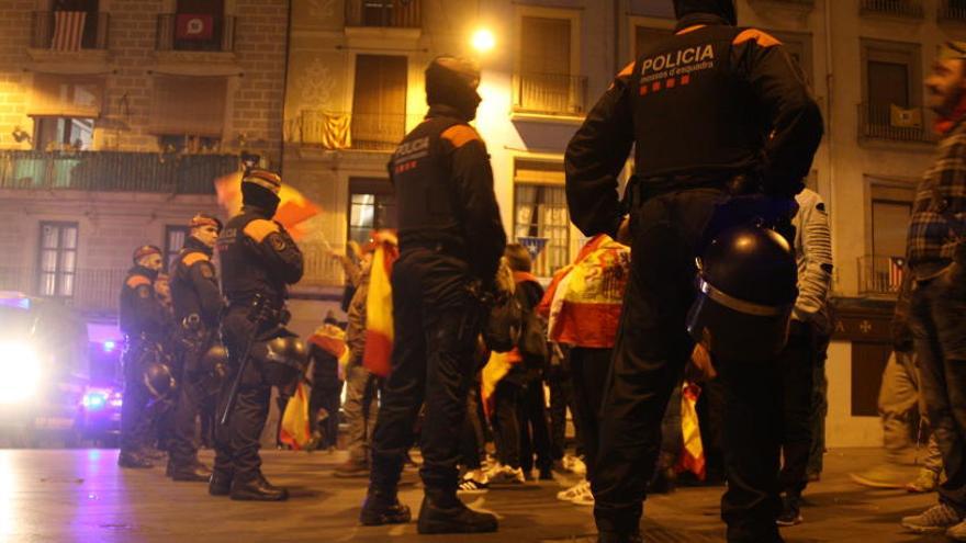 Una concentració espanyolista a Manresa reuneix més antifeixistes que convocants