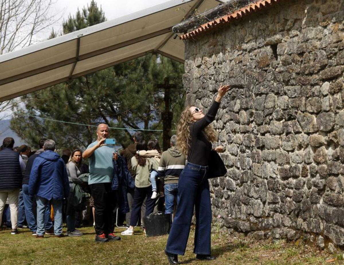 Devotos tiran las piedras sobre la capilla. | G. Santos
