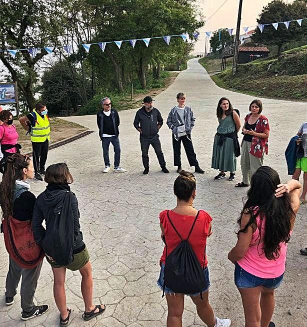 Visita guiada, previa a la proyección de "Ons" en la isla, a los escenarios del rodaje con la presencia del director y de actores y actrices.