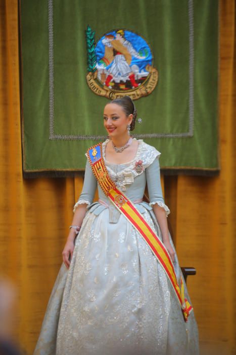 Intercambio de fotos con la fallera mayor e imposición de bunyols d'or