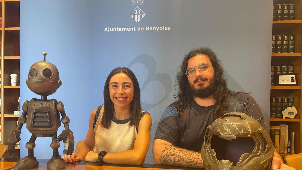 Ariadna Llop, regidora de Joventut; i Pau Fernández, president de l'entitat 'La Friki'.