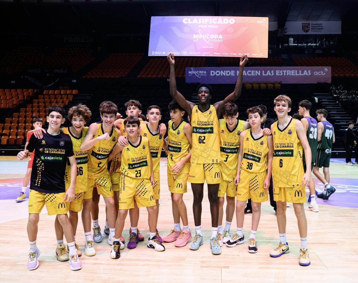 El infantil del Canarias celebra su clasificación a la Minicopa. |