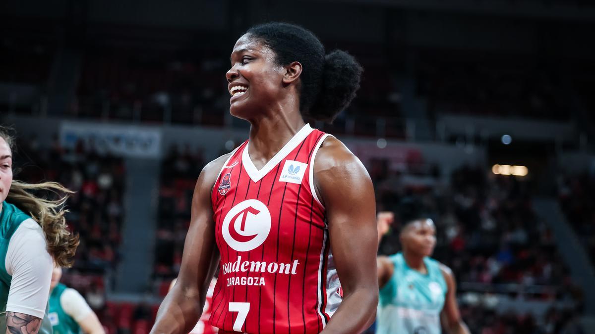 Nadie Fingall celebra una acción en el encuentro frante al CAB Estepona