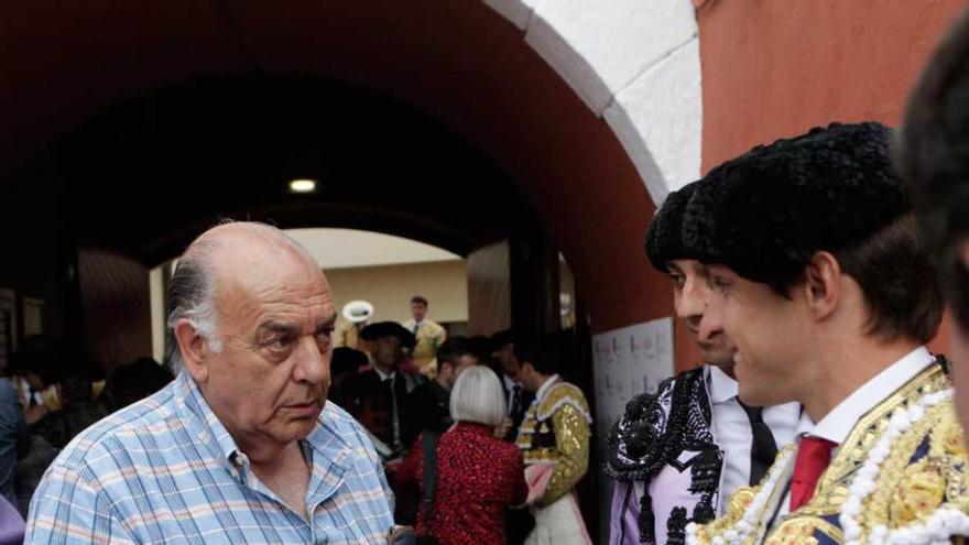 Carlos Zúñiga conversa con El Juli en el patio de cuadrillas antes del paseíllo, el año pasado, en Gijón.