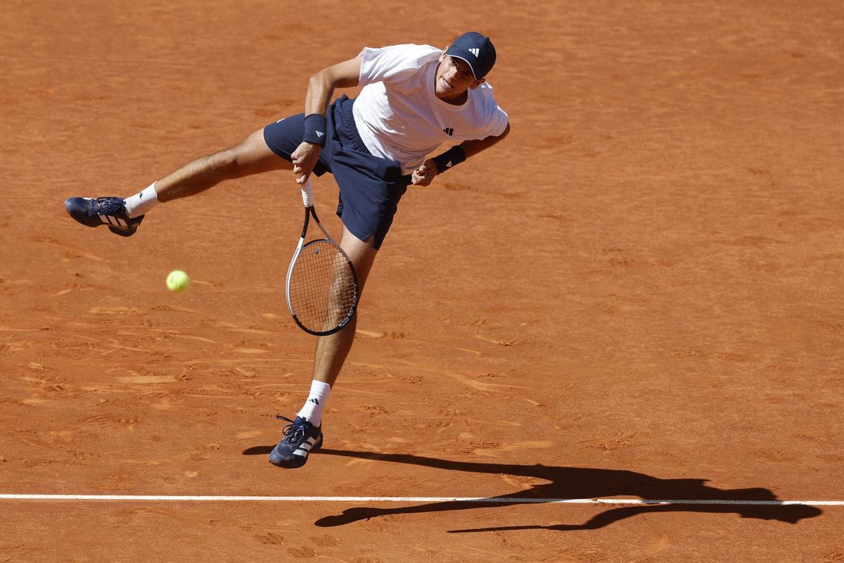 El tenista español Rafel Jódar devuelve una bola al tenista checo Vít Kopřiva, durante el partido de octavos de final del Abierto de Madrid, este martes en la Caja Mágica de la capital.