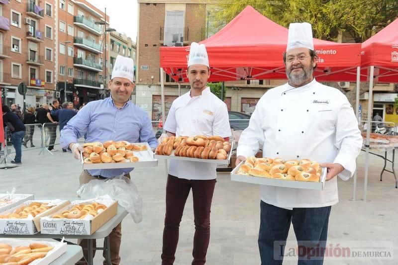 Reparto de monas en la Plaza de San Agustín de Murcia