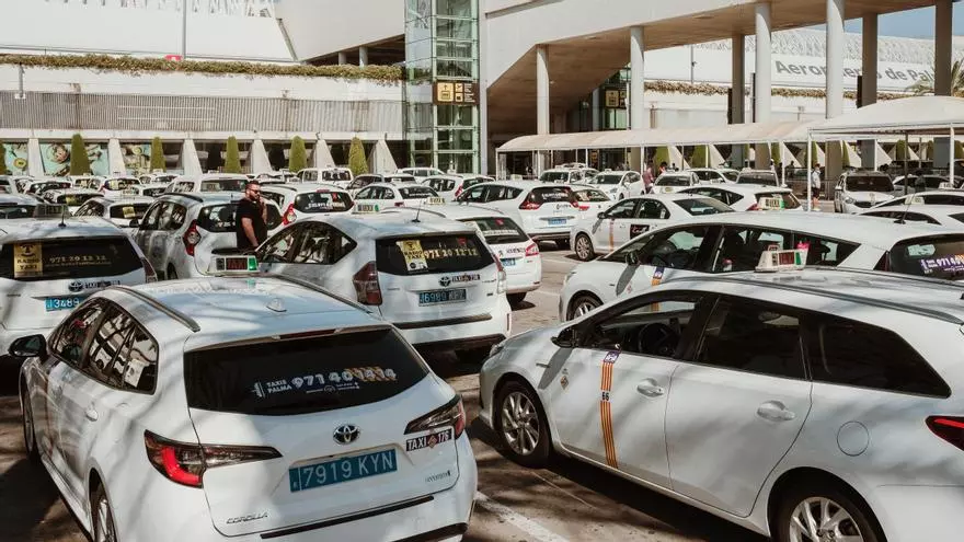 VÍDEO | Baleares aprueba el reglamento de taxi y VTC y descarta aceptar 10.000 nuevas licencias
