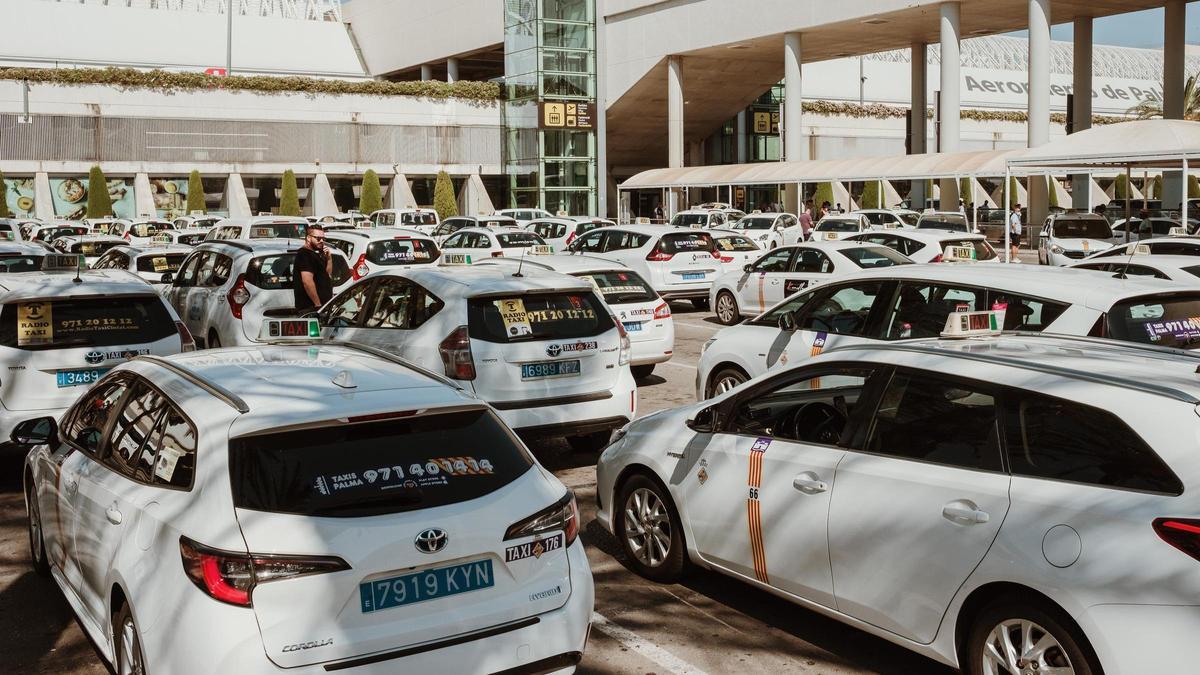 Taxistas en el aeropuerto de Palma.
