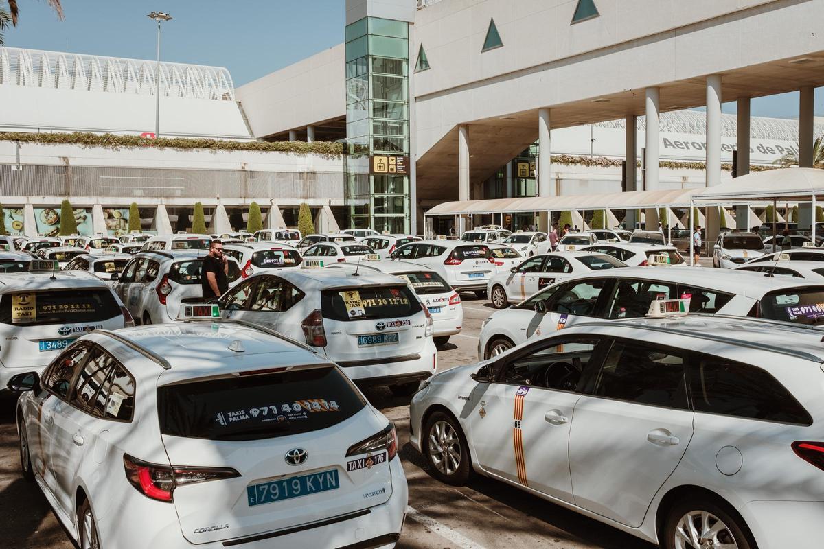 Taxistas en el aeropuerto de Palma.