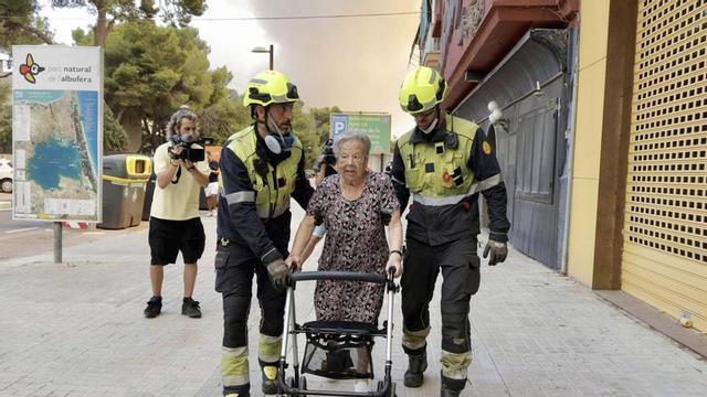 Una veïna del Saler (València) és evacuada pels serveis d’emergències, ahir. | JOSÉ MANUEL LÓPEZ