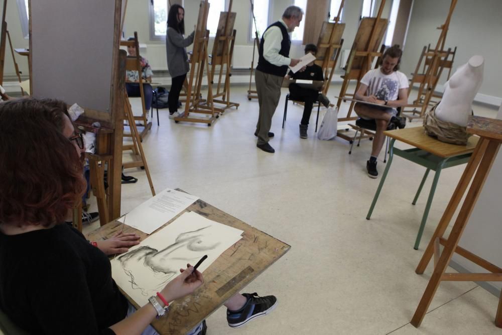 Alumnos del IES de la Laboral haciendo el examen de Dibujo Artístico en le PAU