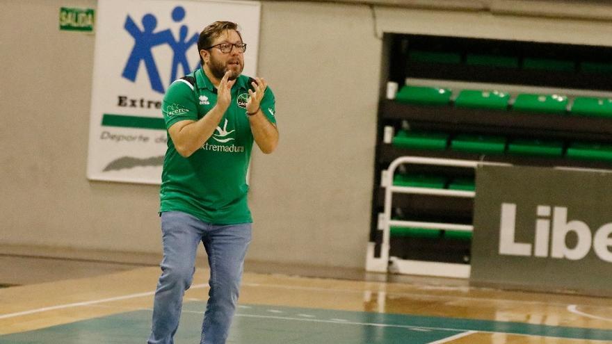 Roberto Blanco anima a sus jugadores durante el partido del pasado viernes ante el Leyma Coruña.