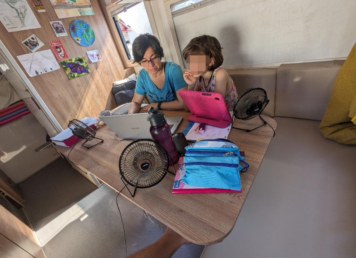 G.P.P. i la seva mare, estudiant a lautocaranava en el seu pas per Bolívia.