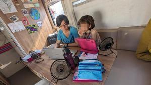 G.P.P. i la seva mare, estudiant a lautocaranava en el seu pas per Bolívia.