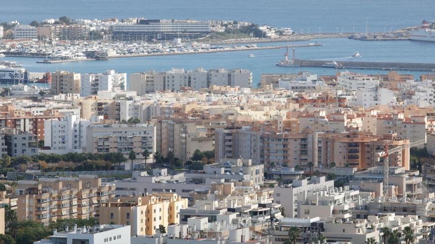 Las viviendas vacacionales planean abrir en mayo pese al desplome de las reservas en Ibiza