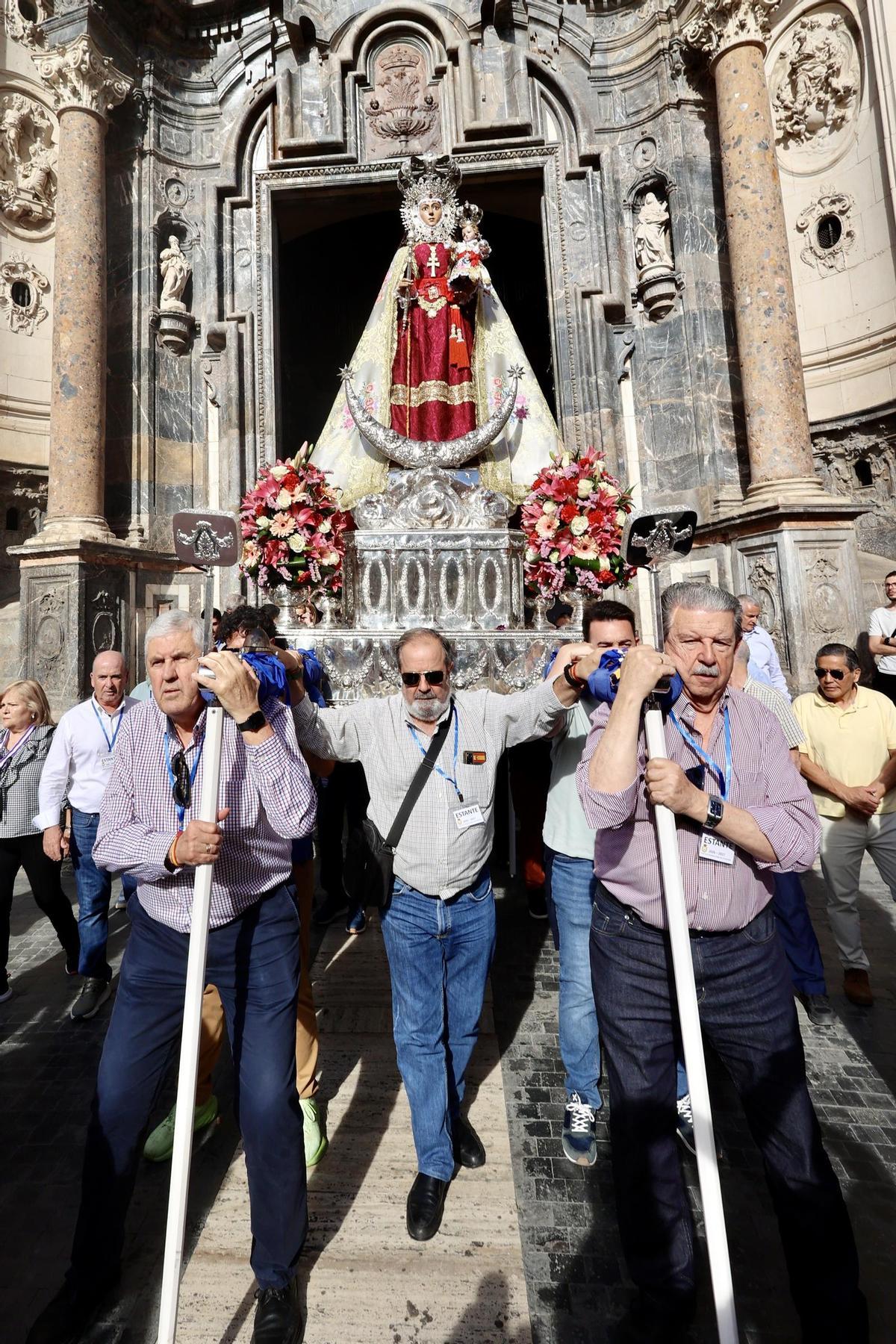 La Virgen de la Fuensanta saliendo de la Catedral de Murcia durante el inicio de la peregrinación.