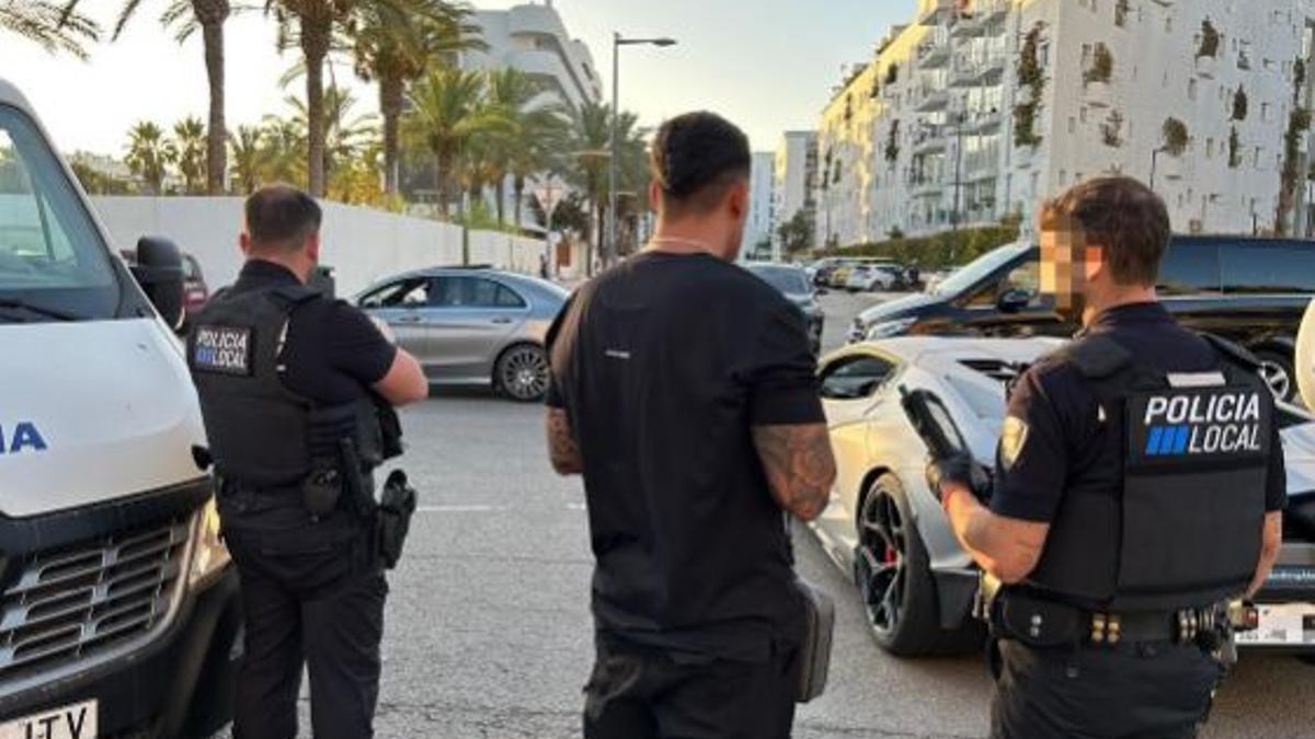 Los agentes realizan el control de alcoholemia al conductor