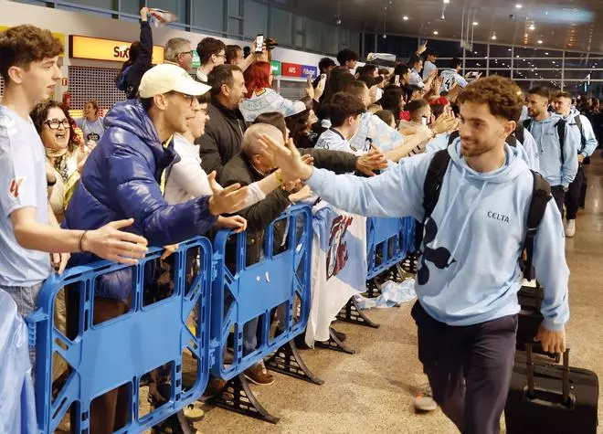 La llegada del Celta a Peinador tras la victoria ante el Olympique de Lyon