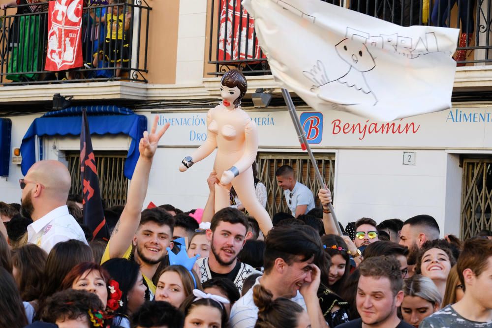 Millones de papelitos sobrevolaron a los miles de eldenses que se apiñaron cerca del castillo de Embajadas para escuchar y cantar el pasodoble Idella, que marca el comienzo de las fiestas