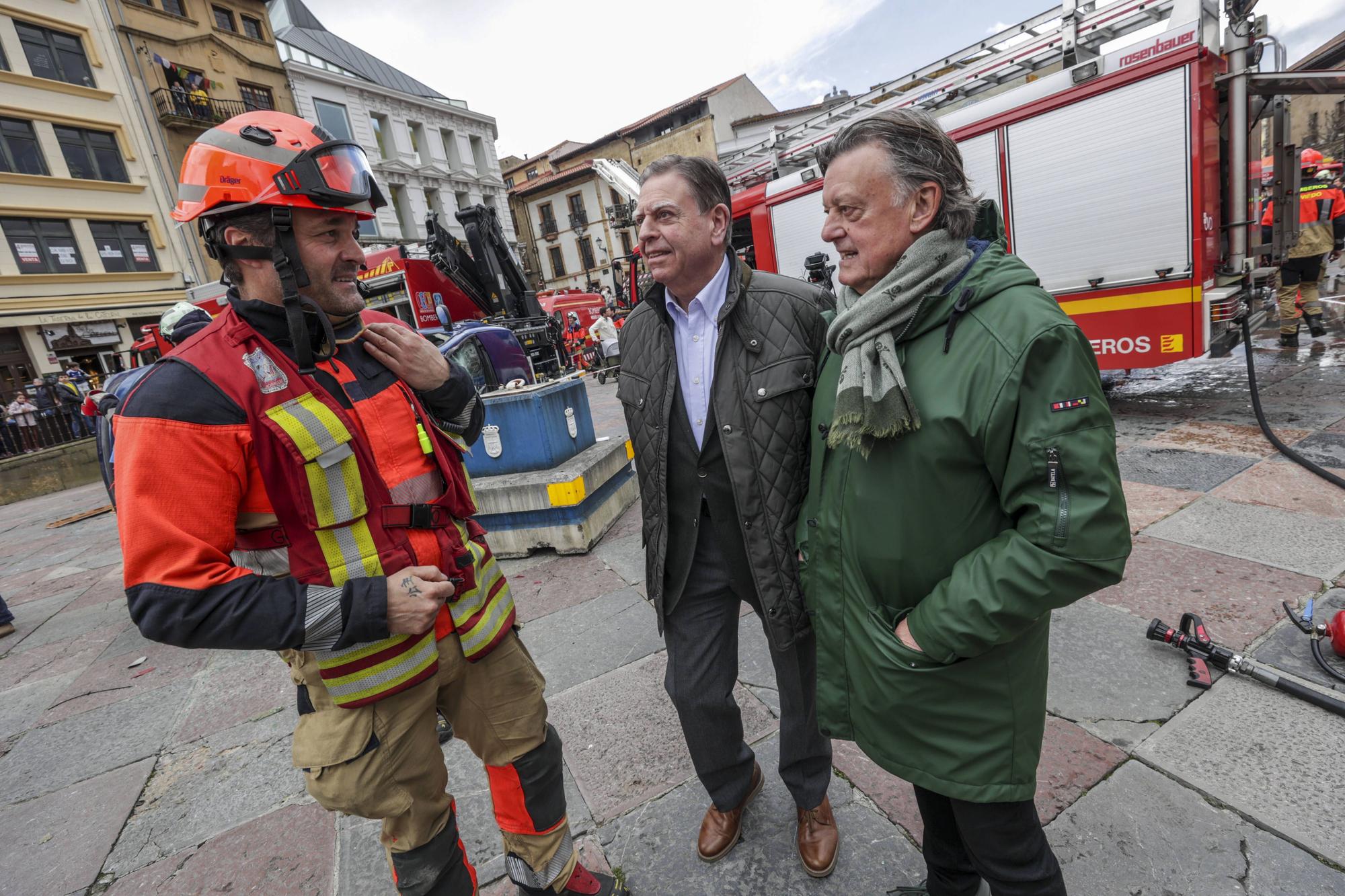 Así fue la exhibición de los bomberos en la plaza de la Catedral de Oviedo