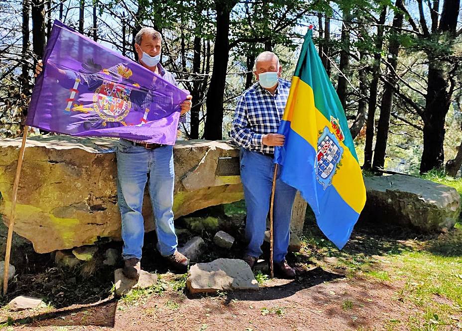 Eliseo Vallina y Javier Parajón, con los emblemas de los concejos de Villaviciosa y Sariego.  | LNE