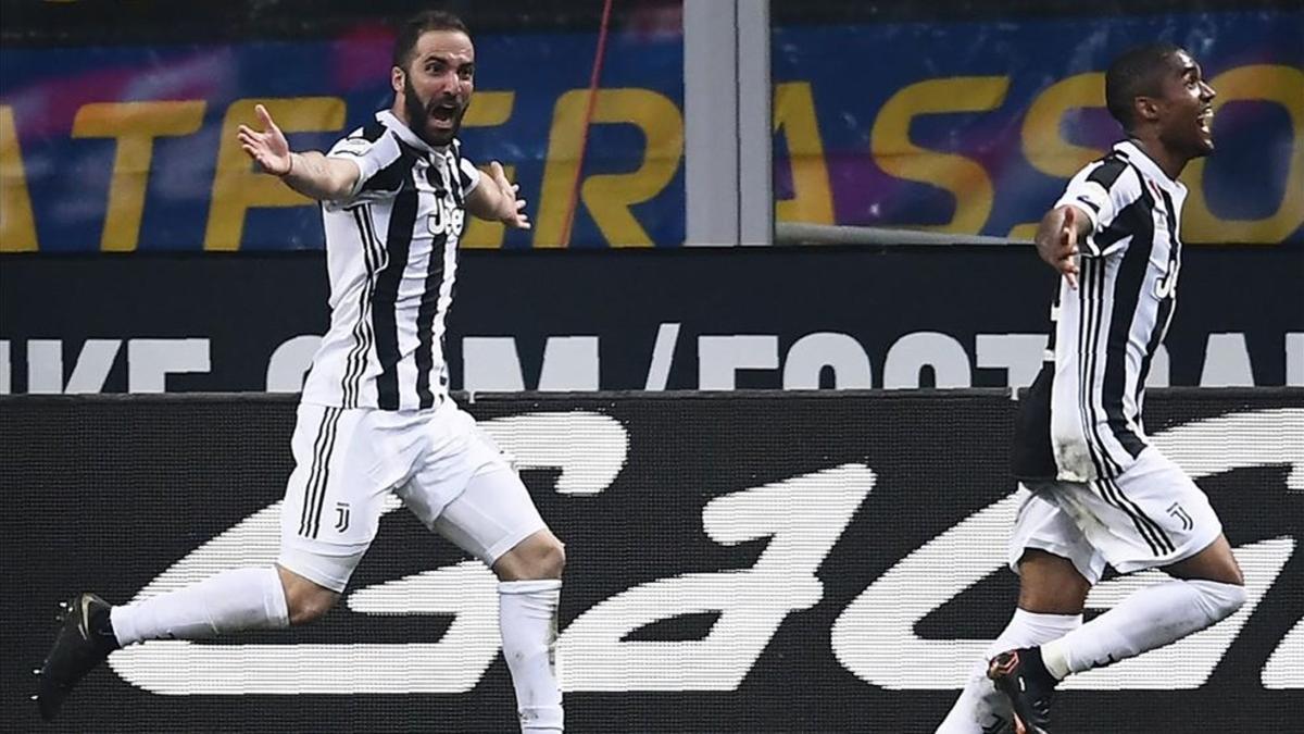 Higuaín, exultante, celebra su decisivo gol con la hinchada 'bianconera'