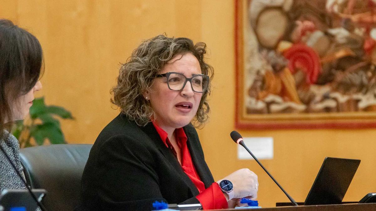 La portavoz popular alude a que el Gobierno Central no deja reinvertir los remanentes.