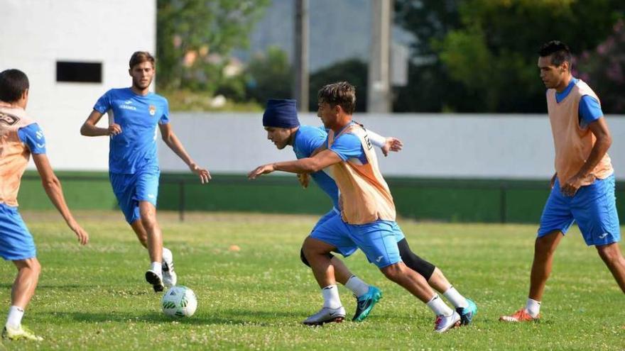 Adrián Mouriño se disputa un balón con Edu durante un entrenamiento del equipo en A Seca. // G. Santos