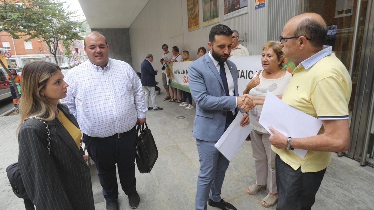 Miembros de la plataforma entregando la documentación al alcalde