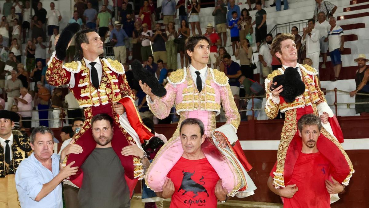 Los tres toreros salieron en hombros tras la triunfal tarde en la primera de las dos corridas de la Feria de la Marina de 2026.