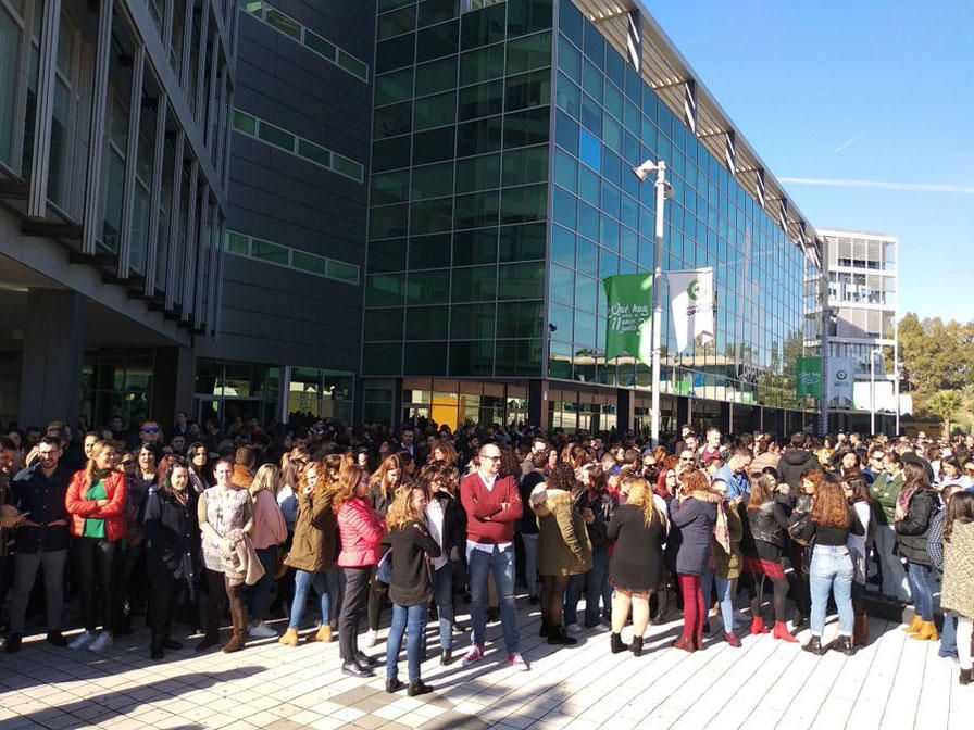 Eran las 12.00 horas cuando muchos de los trabajadores del Parque Tecnológico de Andalucía (PTA) han salido a las puertas de las empresas donde trabajan para exigir soluciones a los problemas de movil