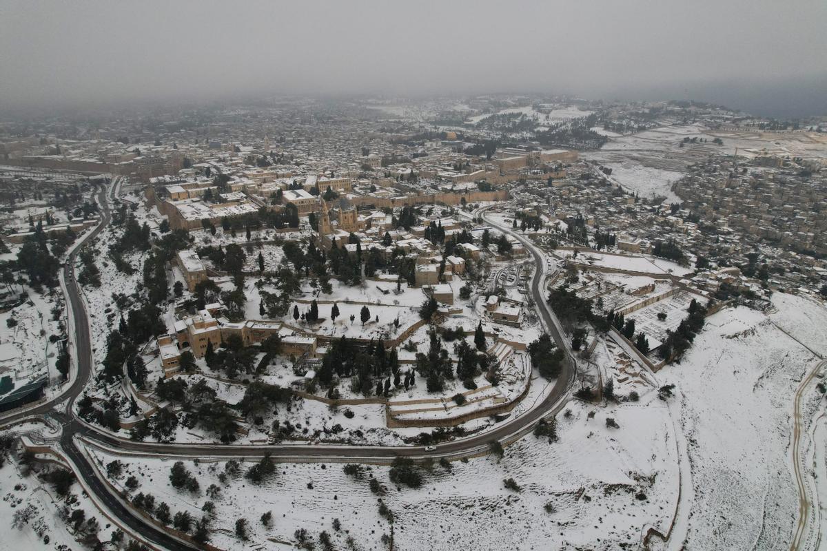 Imagen aérea de la ciudad vieja de Jerusalén, cubierta de nieve.