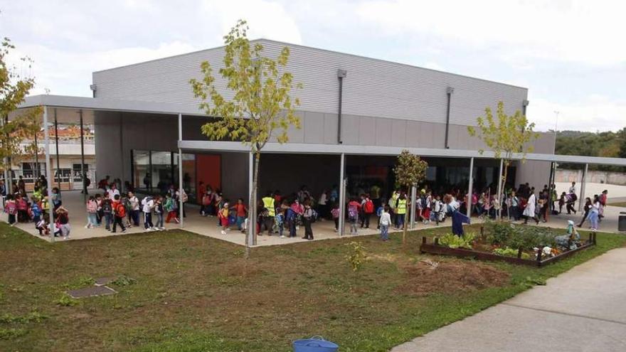 Un grupo de escolares del Xesús Golmar, ayer, a la salida de las clases.