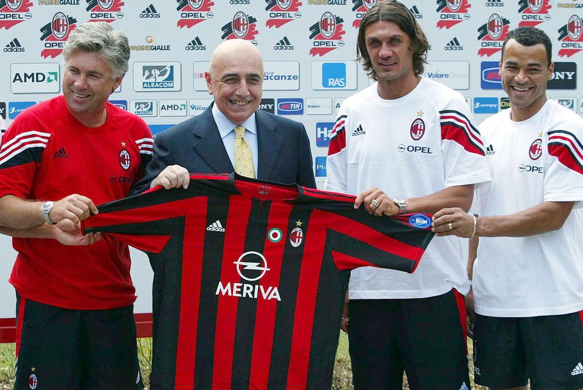 De izquierda a derecha: Carlo Ancelotti, Adriano Galliani, Paolo Maldini y Cafú en 2004 en el AC Milan.