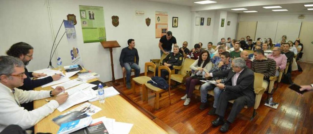 Los magistrados Miguel Aramburu y Xermán Varela, durante el curso desarrollado en la comisaría. // G. S.