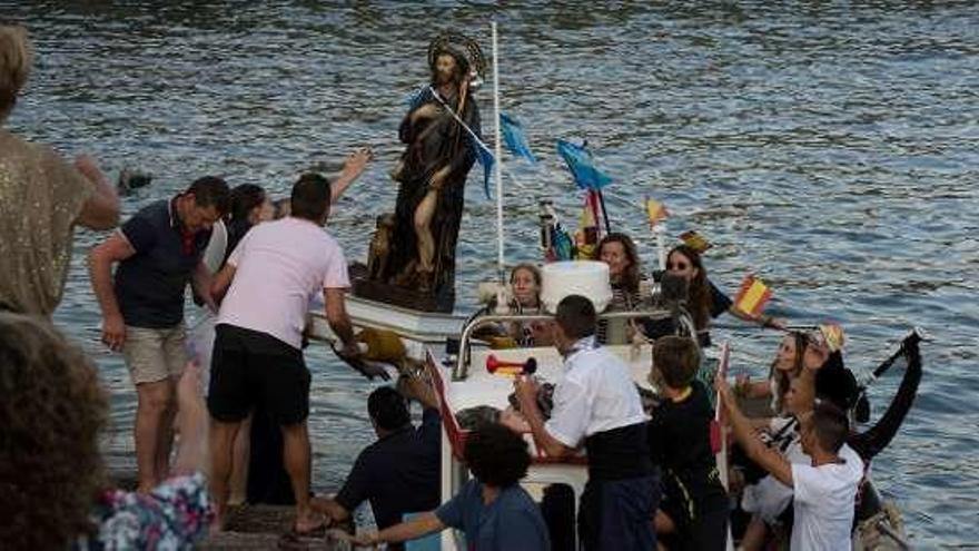 Tazones, volcado con San Roque en su día grande de fiesta