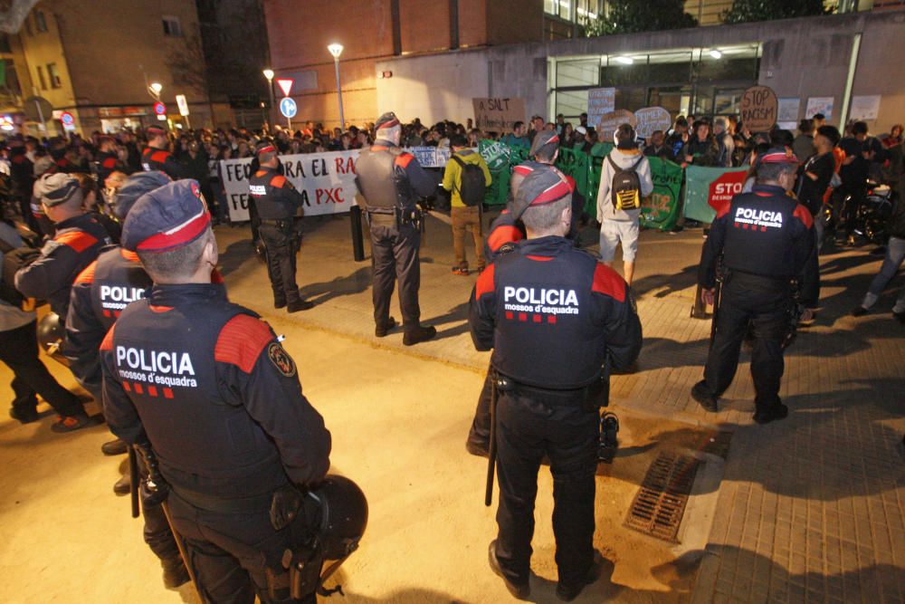 Dues concentracions s'han enfrontat a Salt per la inseguretat i el racisme