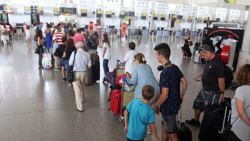 Turistas a la espera en el aeropuerto de Málaga.