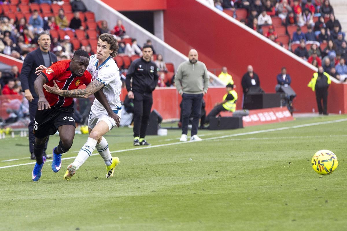 Luvumbo intenta marcharse de un rival.