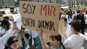 Sanitat proposa reduir les guàrdies dels MIR de 24 hores a 17 i pagar-los més