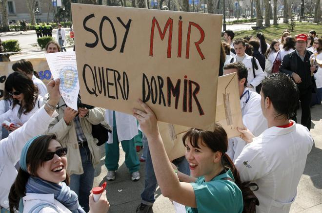 Sanidad propone reducir las guardias de los MIR de 24 horas a 17 y pagarles más