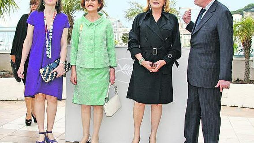 González-Sinde (a la izquierda, tapando a la directora de cine Isabel Coixet); la comisaria europea de Cultura, Androulla Vassiliou, la actriz francesa Catherine Deneuve y el ministro francés de Cultura, Frédéric Mitterrand, ayer, en Cannes.