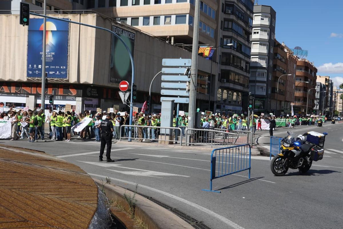 Huelga de educación en Alicante: la manifestación de profesores atraviesa la Avenida Aguilera