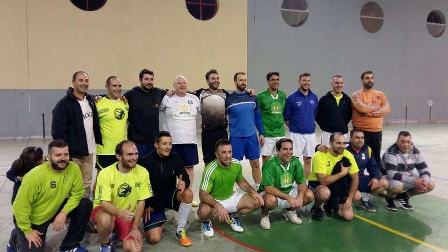 Jugadores de Carril y veteranos del Asmubal tras el partido amistoso jugado en Meaño hace escasas fechas. // FdV