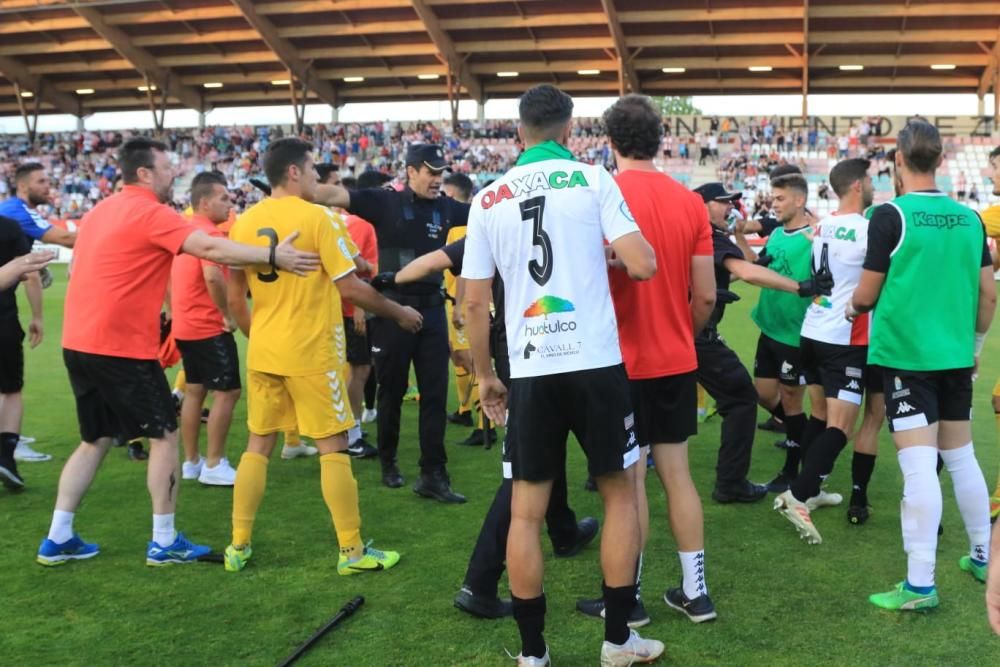 Los jugadores del Zamora CF lamentan la derrota