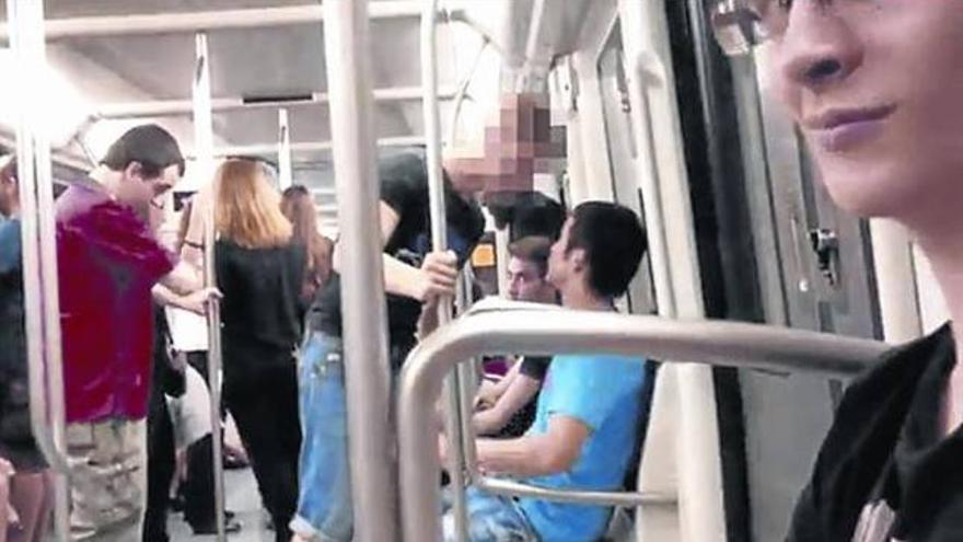 Los autores de una agresión neonazi en el metro de Barcelona se delatan con un vídeo