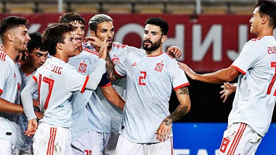 La selección española Sub-21 celebra el gol de Hugo Duro.