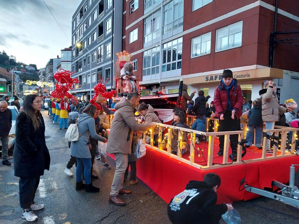 La cabalgata de los Reyes Magos por Bueu a bordo de barcos tradicionales