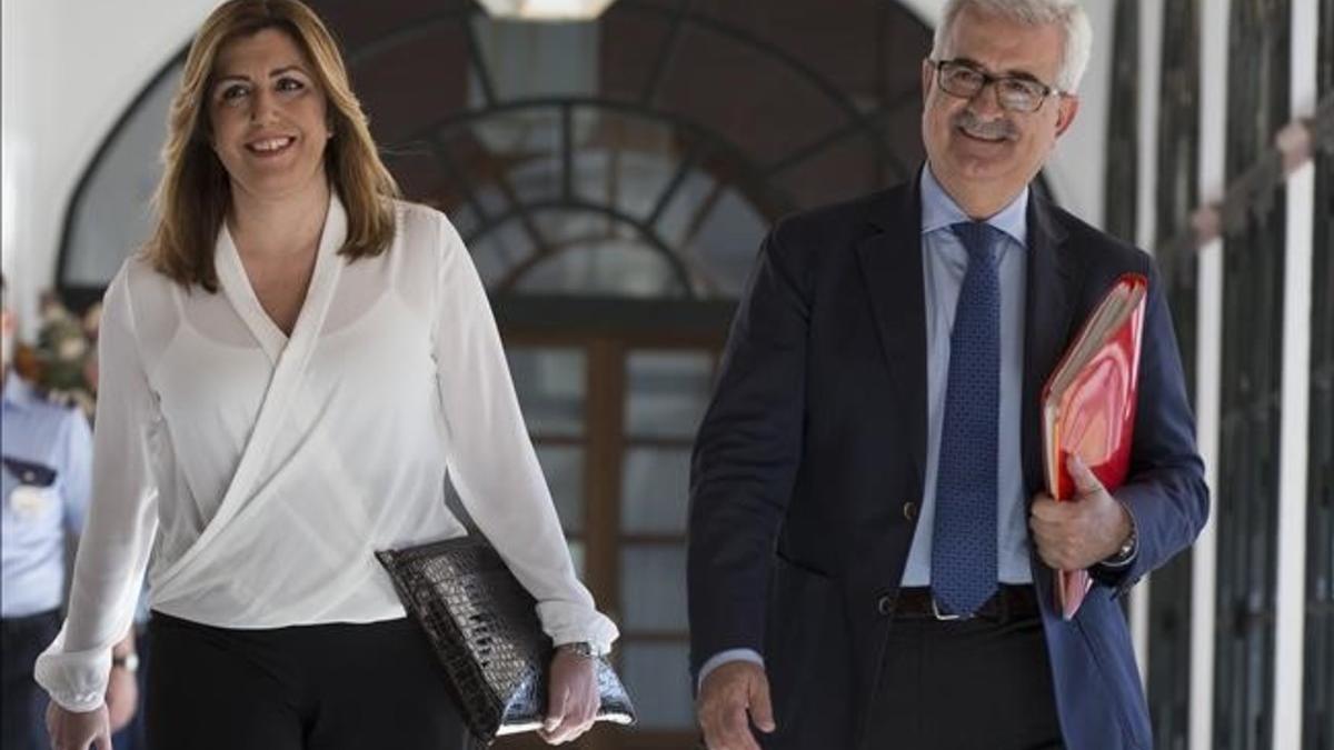 La presidenta andaluza, Susana Díaz, llega a la comisión de investigación del 'caso ERE' junto a su vicepresidente, Manuel Jiménez Barrios.