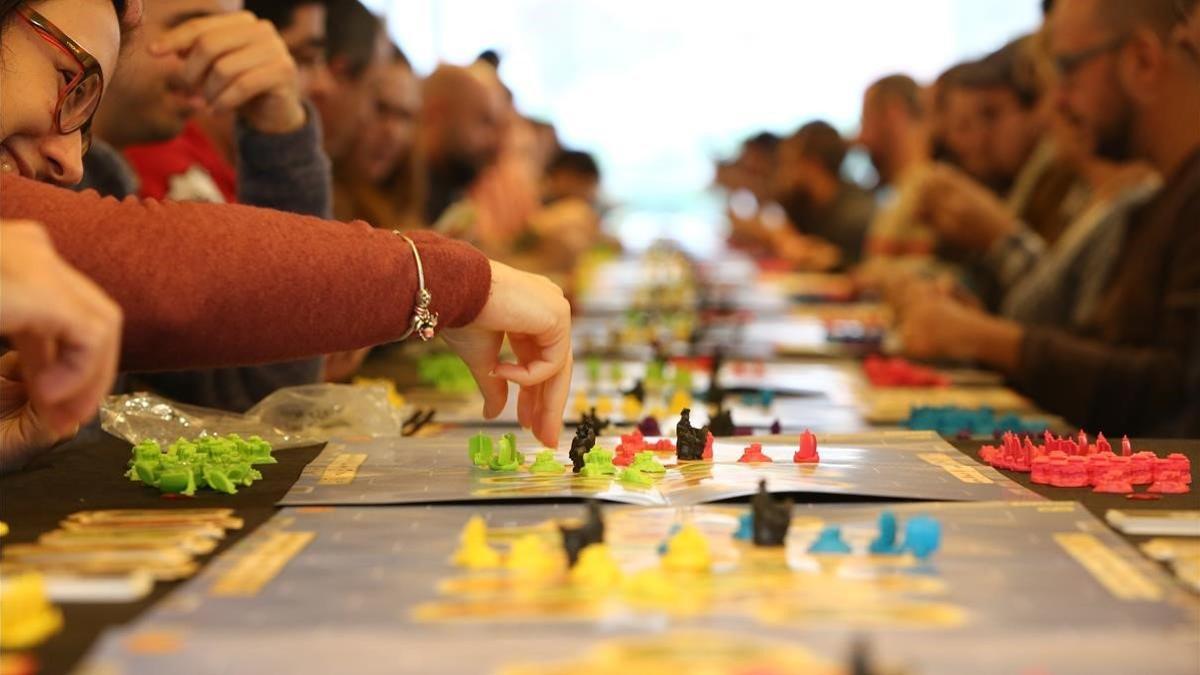 Jóvenes jugando al juego de mesa Catan, en Barcelona